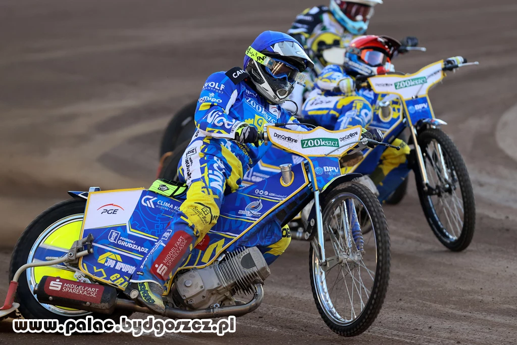 GKM na podwójnym prowadzeniu. Kenneth Bjerre, Paweł Miesiąc i Max Fricke w tle GKM na podwójnym prowadzeniu. Kenneth Bjerre, Paweł Miesiąc i Max Fricke w tle