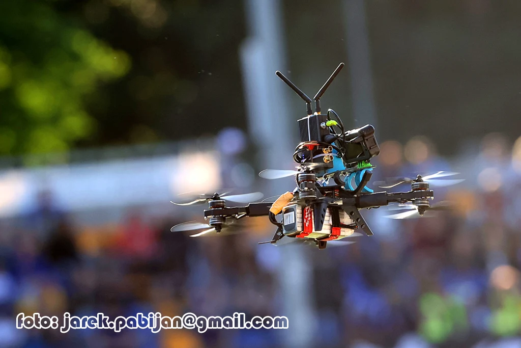 Dron wykorzystywany w realizacji transmisji Dron wykorzystywany w realizacji transmisji