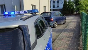 Przy wjeździe do komisariatu stał zaparkowany samochód renault scenic, do którego 45-latek wsiadł i odjechał (źródło: Łódzka Policja)