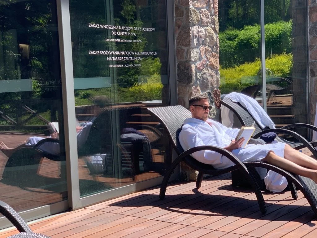 Krzysztof Ibisz zagłębiony w lekturze