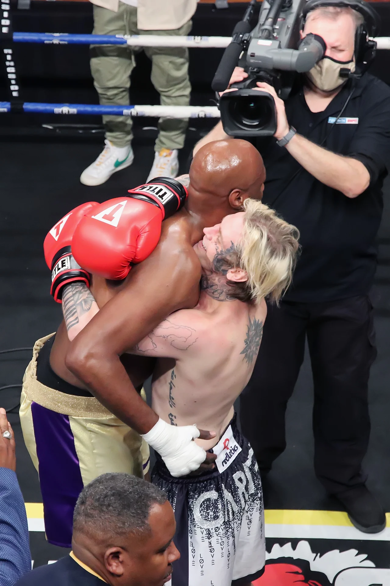 W końcu wokalista i były sportowiec spotkali się w Show Boat w Atlantic City w stanie New Jersey. Wynik nikogo nie zaskoczył, Lamar Odom w drugiej rundzie pojedynku powalił na deski wokalistę. 