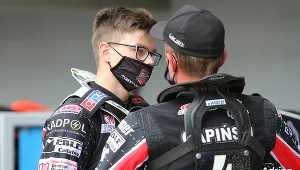 Żużel. Poczta, to nie Murańka. Nosi grube okulary, ale widzi, co dzieje się na torze