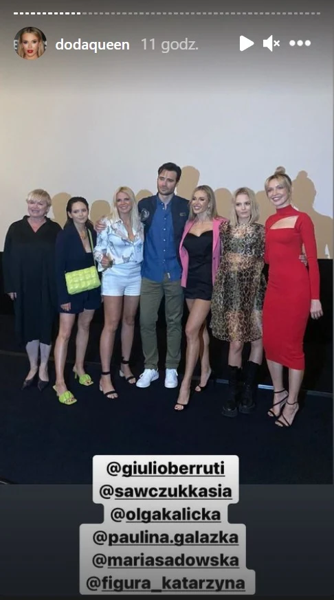 Doda z obsadą "Dziewczyn z Dubaju" na prywatnym pokazie fot. https://www.instagram.com/dodaqueen/