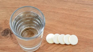 Tabletki wapna do rozpuszczania w wodzie nie zajmą wiele miejsca w bagażu, a mogą zażegnać niejedną katastrofę