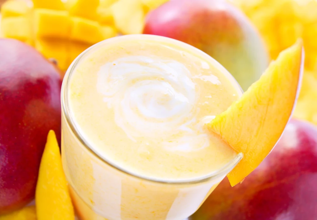 Jak jeść skórkę z mango? Koktajl z mango i banana