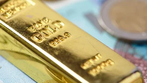 Im USA mniej wiarygodne, tym złoto droższe.