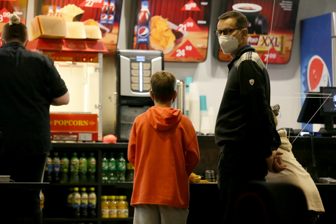 Mateusz Morawiecki z dziećmi w kinie Mateusz Morawiecki z dziećmi w kinie