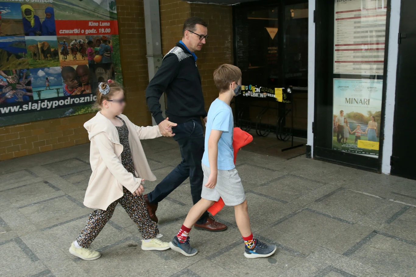 Mateusz Morawiecki z dziećmi w drodze do kina Mateusz Morawiecki z dziećmi w drodze do kina
