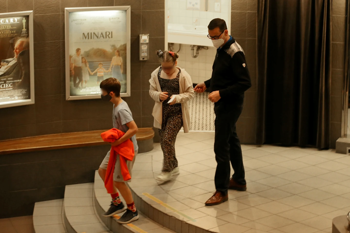 Mateusz Morawiecki z dziećmi w kinie Mateusz Morawiecki z dziećmi w kinie