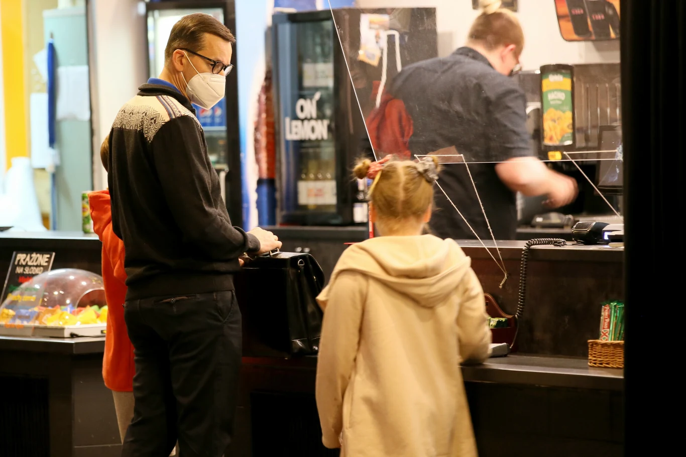 Mateusz Morawiecki z dziećmi w kinie Mateusz Morawiecki z dziećmi w kinie