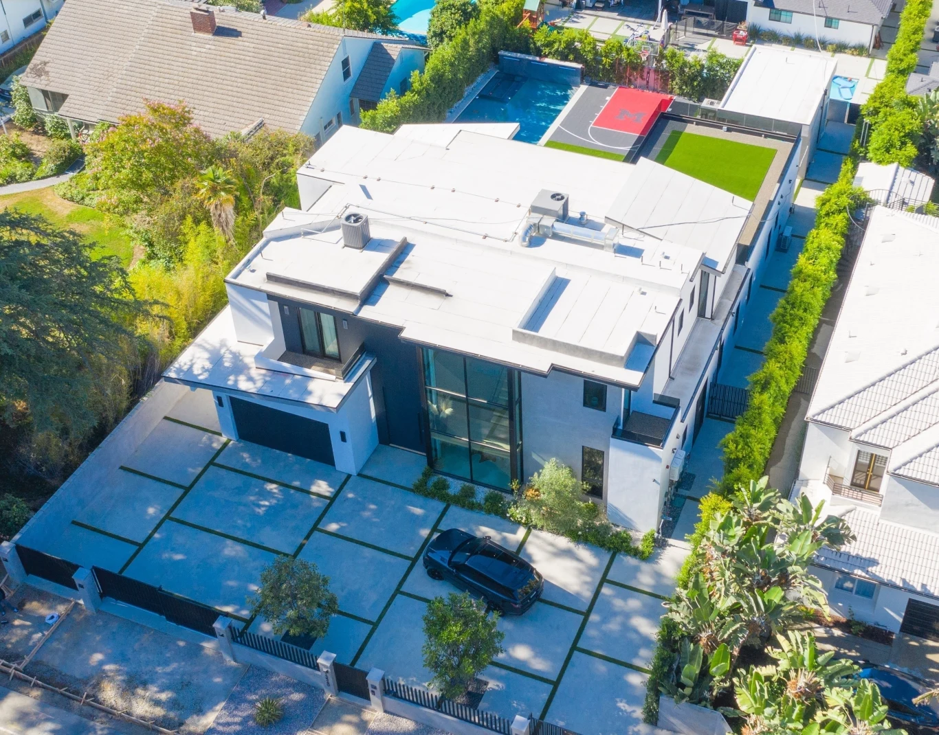 Pod koniec 2020 r. Machine Gun Kelly ogłosił, że udaje się na terapię odwykową od narkotyków. "Kiedy masz przy sobie partnera siedzącego z tobą w te mroczne noce, kiedy się pocisz i nie jesteś w stanie zrozumieć samego siebie, to druga osoba naprawdę ci pomaga" - podkreślał.