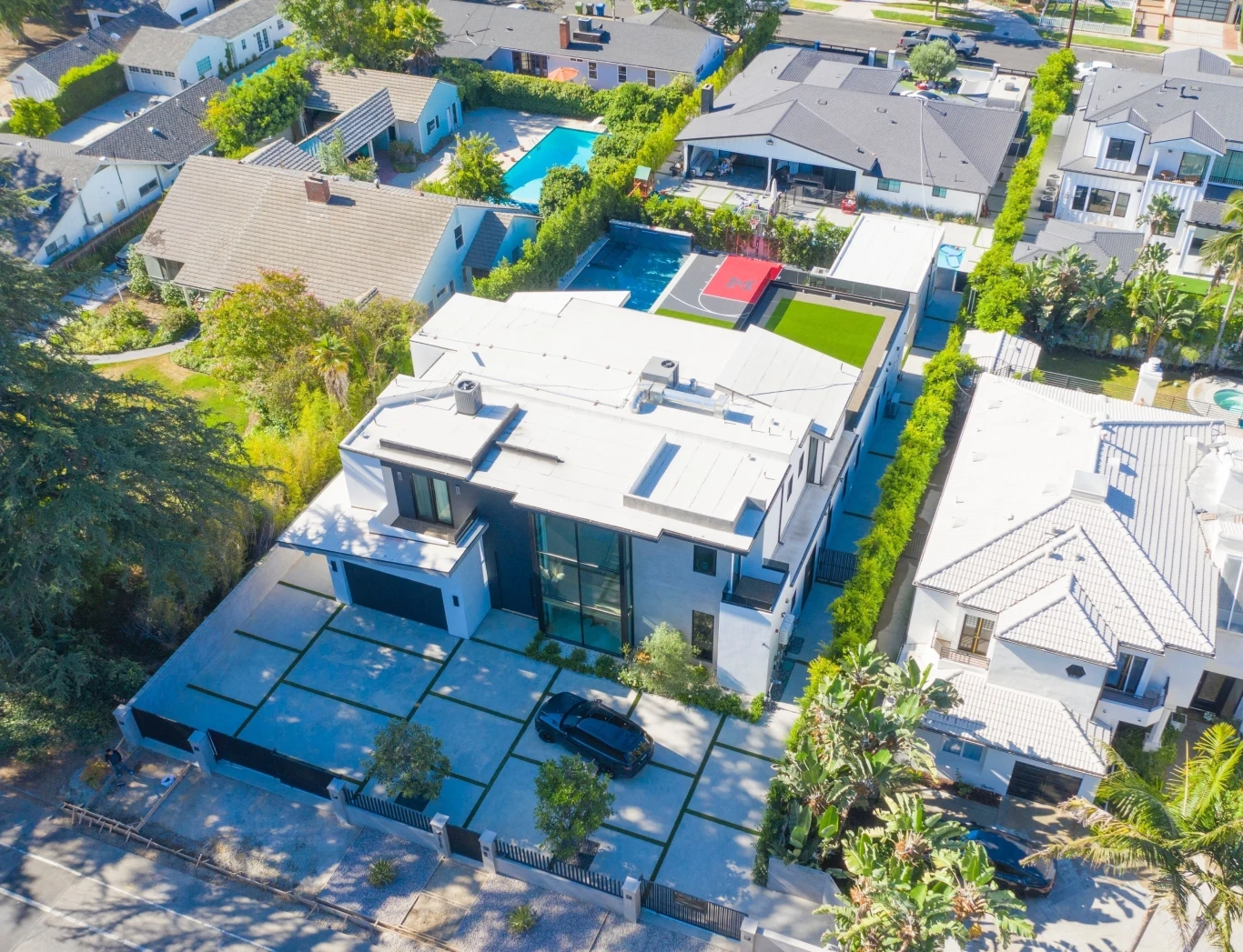 Megan Fox na dużym ekranie zadebiutowała w 2001 roku w komedii romantycznej "Wakacje w słońcu". Wielką popularność przyniosła jej rola Mikaeli Barnes w filmie "Transformers" w 2007 roku. Jako modelka znalazła się na okładkach takich magazynów, jak "Cosmopolitan", "Elle" czy "Vanity Fair". Jej popularność nie słabnie, a na Instagramie obserwuje ją ponad 12 mln internautów.