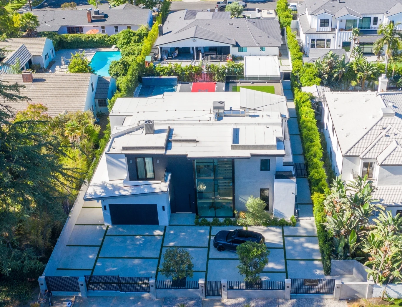 Machine Gun Kelly jest także aktorem - w dorobku ma role w takich filmach, jak m.in. "Beyond the Lights", "Nerve", "Viral", "The Land", "Bird Box", "Power" i "The Dirt", przygotowanej przez Netflix ekranizacji biografii grupy Mötley Crüe. W tym ostatnim filmie raper wcielił się w rolę perkusisty Tommy'ego Lee.