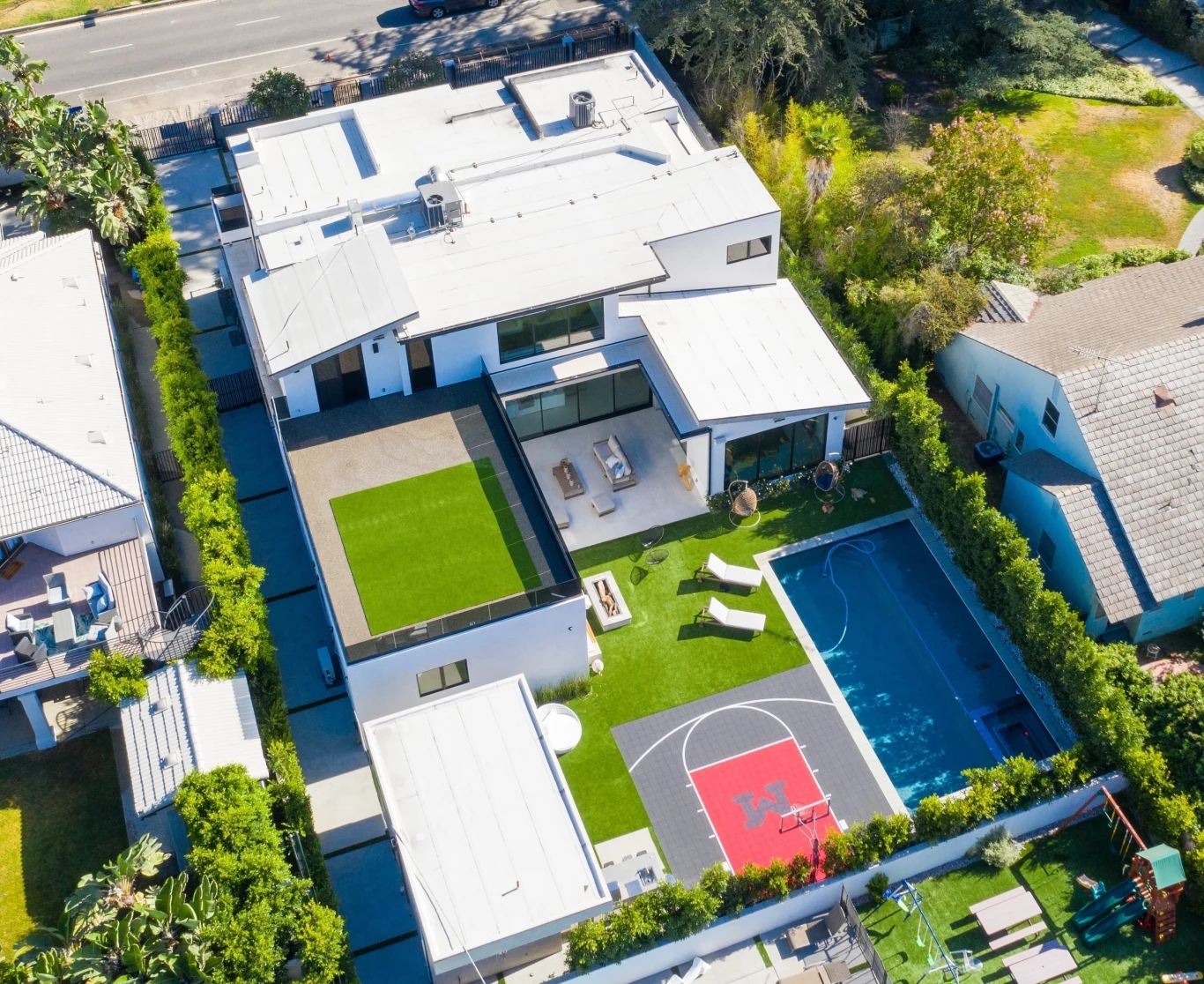 Para przeniosła się do nowej posiadłości w Sherman Oaks, jednej z dzielnic Los Angeles. Dom ma m.in. pięć sypialni, pięć łazienek, basen ze spa, boisko do koszykówki, otwarty taras i garaż na dwa samochody. Plotkarskie media dotarły do informacji, że Machine Gun Kelly i Megan Fox nie zdecydowali się na kupno, ale postanowili wynająć posiadłość za ok. 30 tys. dolarów miesięcznie. 