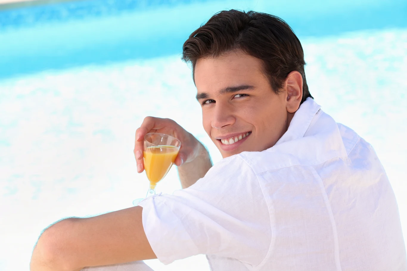 Koszula z krótki rękawem to ubiór odpowiedni na plażę, nie na wesele Koszula z krótki rękawem to ubiór odpowiedni na plażę, nie na wesele