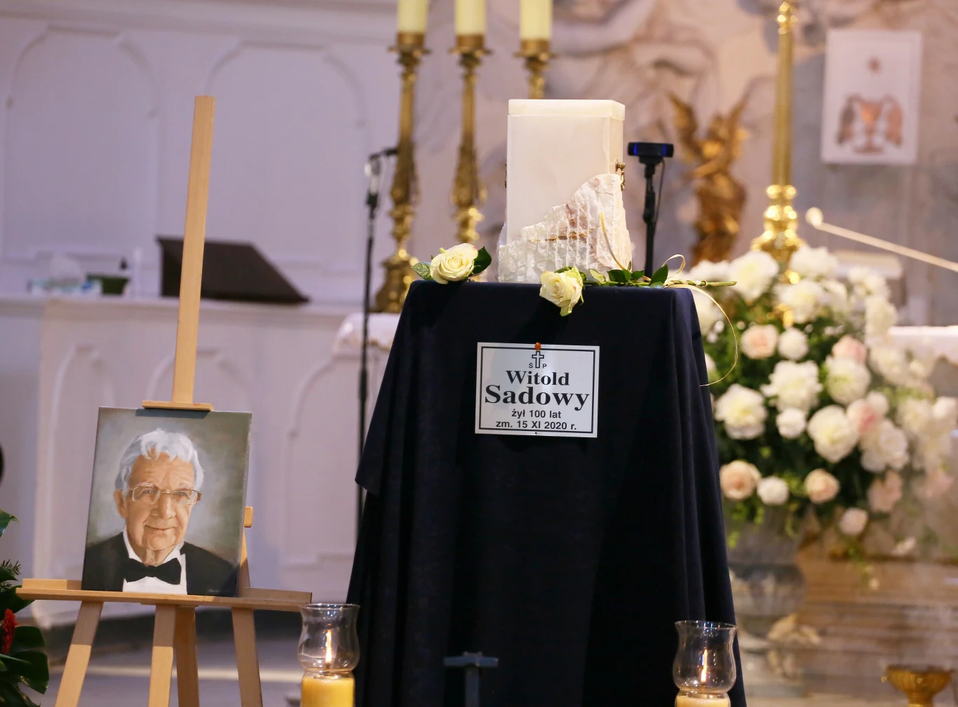 "Po świętach Bożego Narodzenia 1988 r., Teatr Rozmaitości, który wystawiał 'Gałązkę rozmarynu' Zygmunta Nowakowskiego z Witoldem w roli austriackiego Feldmarszałka, stanął w ogniu. Ten pożar w pewnym sensie zakończył jeden rozdział jego życia, otwierając przed nim nową drogę. Zamienił scenę na fotel widza i recenzenta, oddając się pasji pisania o teatrze, sztuce i aktorach, z początku na łamach 'Życia Warszawy' w cyklu 'Wspomnienia zza kulis', a od niemal dwudziestu lat w dziale 'Pożegnań' Stołecznej 'Gazety Wyborczej' wspominając kolegów" - czytamy we wpisie na stronie ZASP.