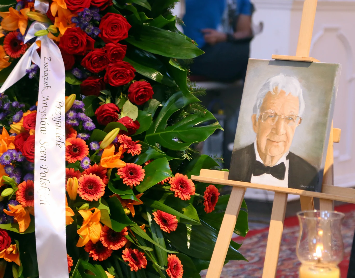 ZASP przypomniał, że Sadowy zadebiutował w 1945 r. na deskach Teatru Miasta Stołecznego Warszawy, w miejscu dzisiejszego Teatru Powszechnego na Pradze, rolą szesnastoletniego Florisa w "Burmistrzu Stylmondu" Maurice'a Maeterlincka.