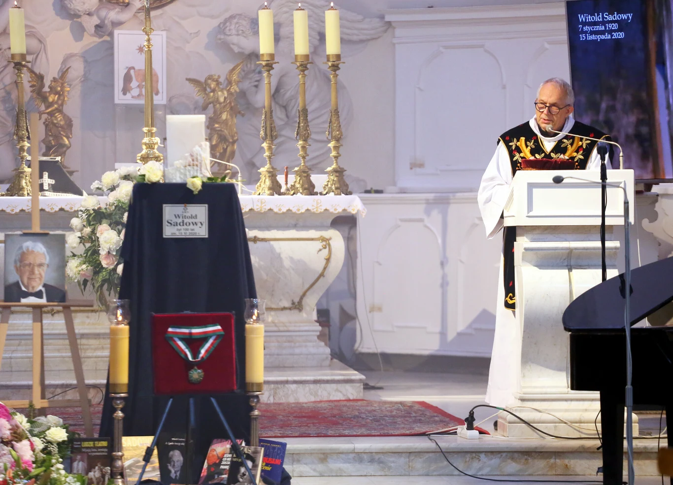 Jak poinformował Związek Artystów Scen Polskich, mszę świętą celebruje ks. Wojciech Drozdowicz.