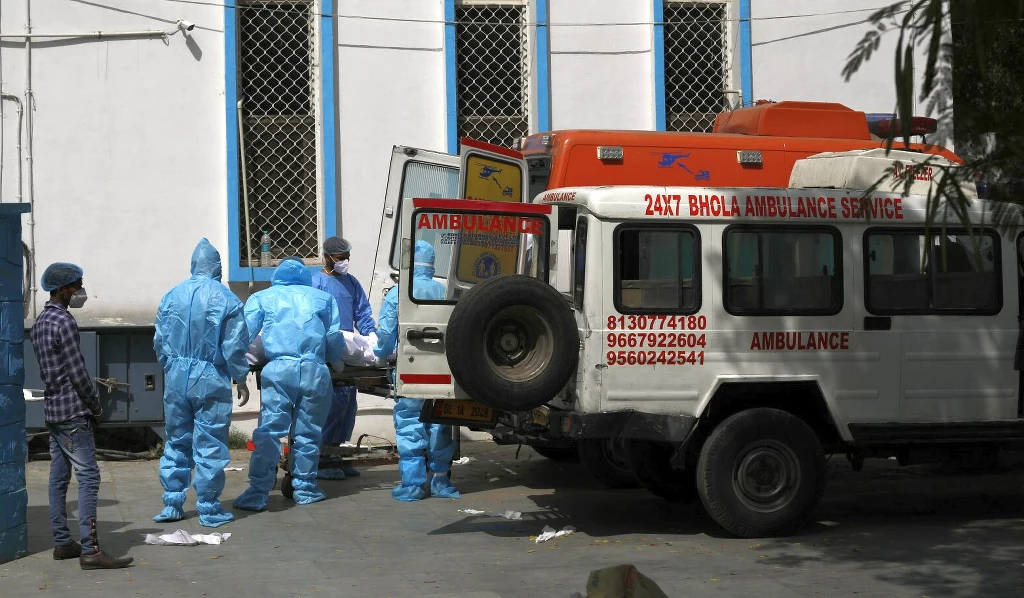 Karetka przed szpitalem w New Delhi (zdjęcie ilustracyjne) Karetka przed szpitalem w New Delhi (zdjęcie ilustracyjne)