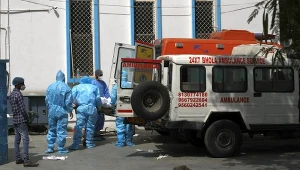 Karetka przed szpitalem w New Delhi (zdjęcie ilustracyjne)