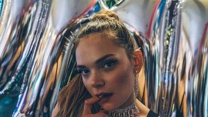 Sandra Drzymalska w scenie z "Ostatniego komersu"