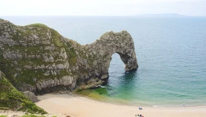 Durdle Door - naturalny łuk wapienny typu klifowego na Wybrzeżu Jurajskim w Anglii.