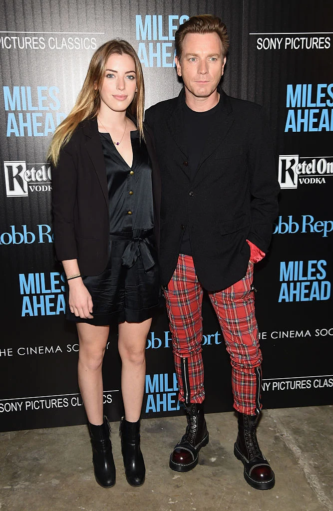 Córka Ewana McGregora przyszła na premierę z poranioną twarzą