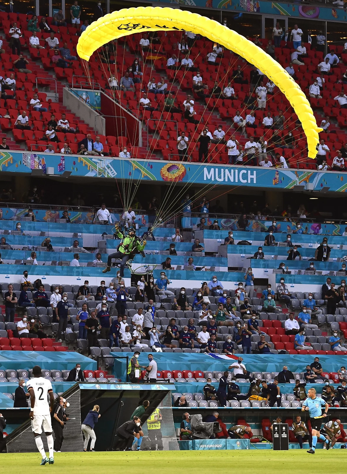 Lecący paralotnią aktywista Greenpeace'u wylądował na murawie Allianz Areny, przed meczem Francja - Niemcy Lecący paralotnią aktywista Greenpeace'u wylądował na murawie Allianz Areny, przed meczem Francja - Niemcy
