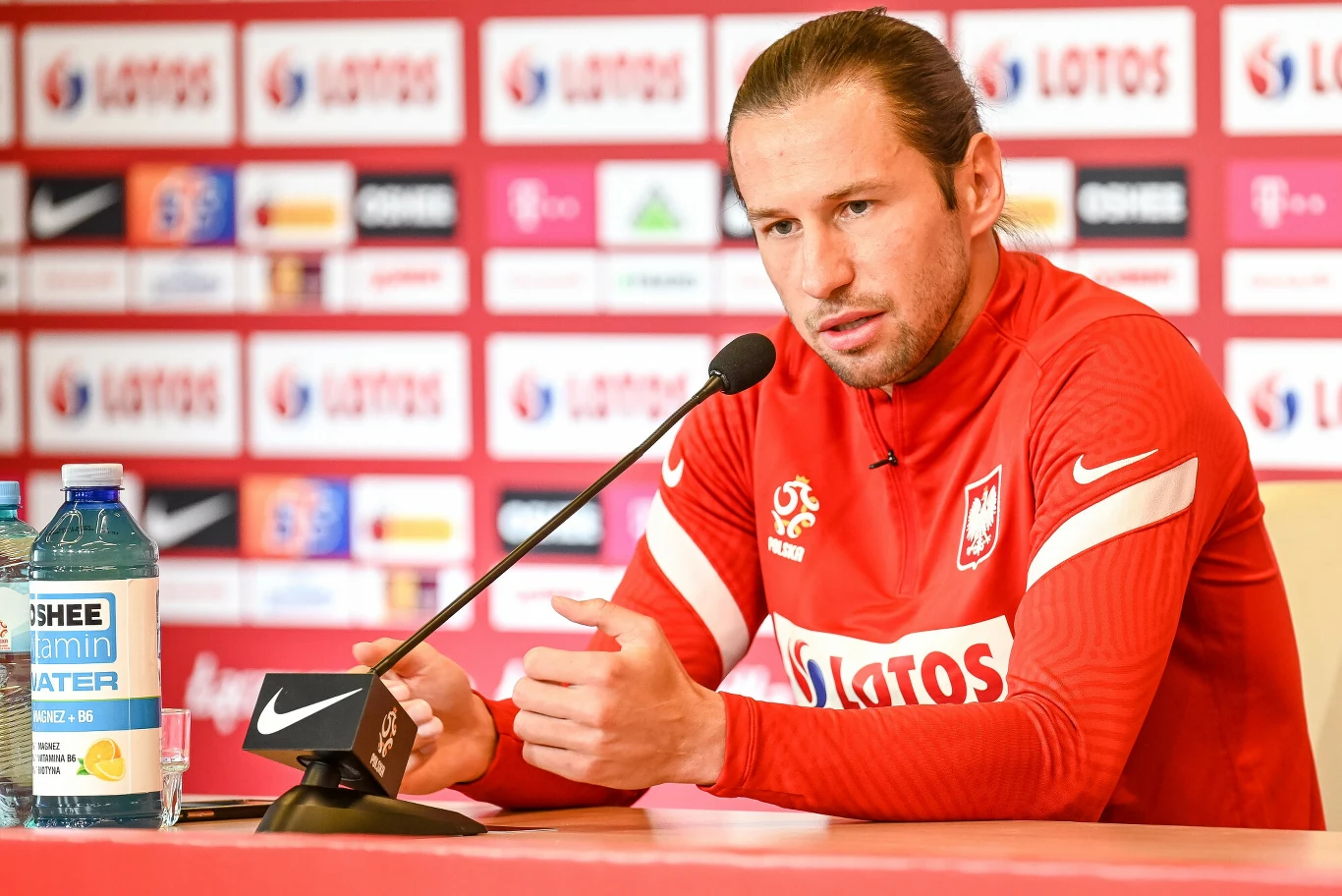 Grzegorz Krychowiak podczas konferencji prasowej Grzegorz Krychowiak podczas konferencji prasowej