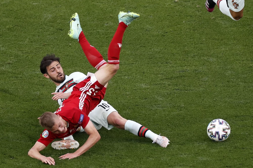 Walka w meczu Portugalczyków z Węgrami była zacięta. Dopiero pod koniec spotkania podopieczni Fernando Santosa zdobyli trzy bramki Walka w meczu Portugalczyków z Węgrami była zacięta. Dopiero pod koniec spotkania podopieczni Fernando Santosa zdobyli trzy bramki