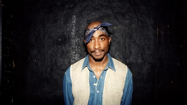 Tupac Amaru Shakur urodził się w Brooklynie, w 1971 roku. Jego rodzice należeli do Czarnych Panter - organizacji stawiającej sobie za cel samoobronę czarnoskórej ludności w USA. Jego rodzice rozeszli się, a matce, która go wychowywała, nie powodziło się najlepiej, przez co przenosiła się z dziećmi z miasta do miasta. Pomimo tego 2Pac jako nastolatek chodził do prestiżowej Baltimore School of the Arts. 