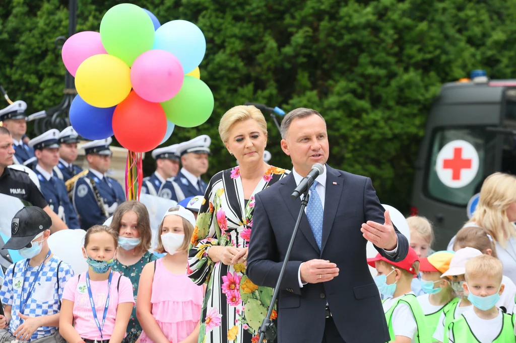 "U prezydenta Dudy za to rzucają się w oczy przykrótkie marynarki"