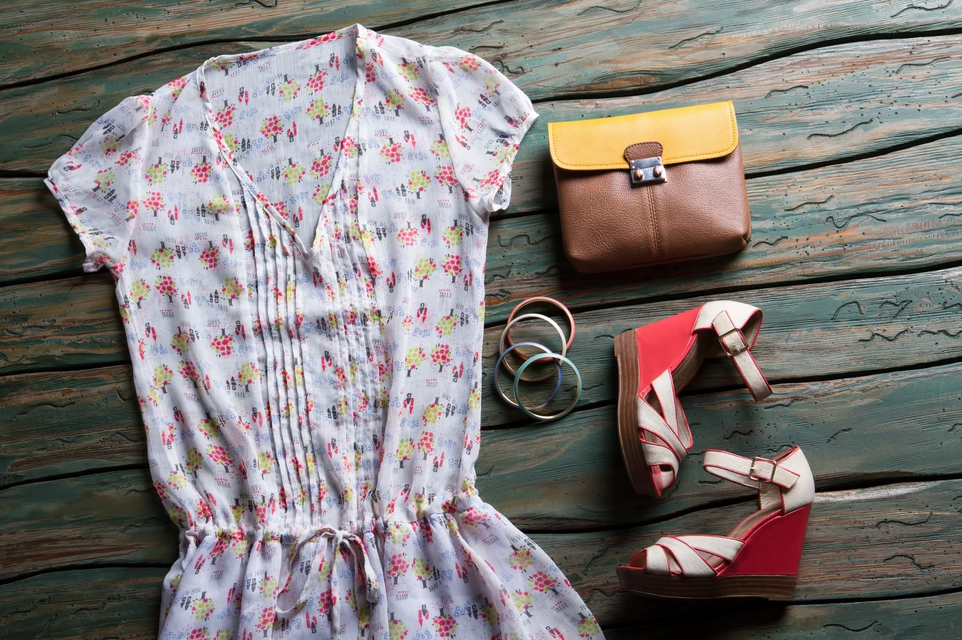 Sandały na koturnie to powracający trend