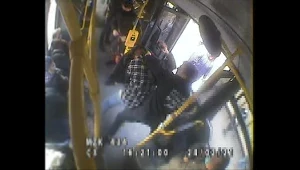 Młody pasażer zaatakował innego mężczyznę na środku autobusu