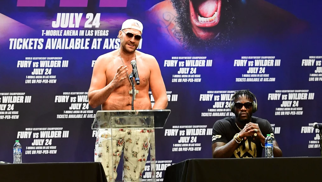 Tyson Fury przemawia, Deontay Wilder ze słuchkami Tyson Fury przemawia, Deontay Wilder ze słuchkami