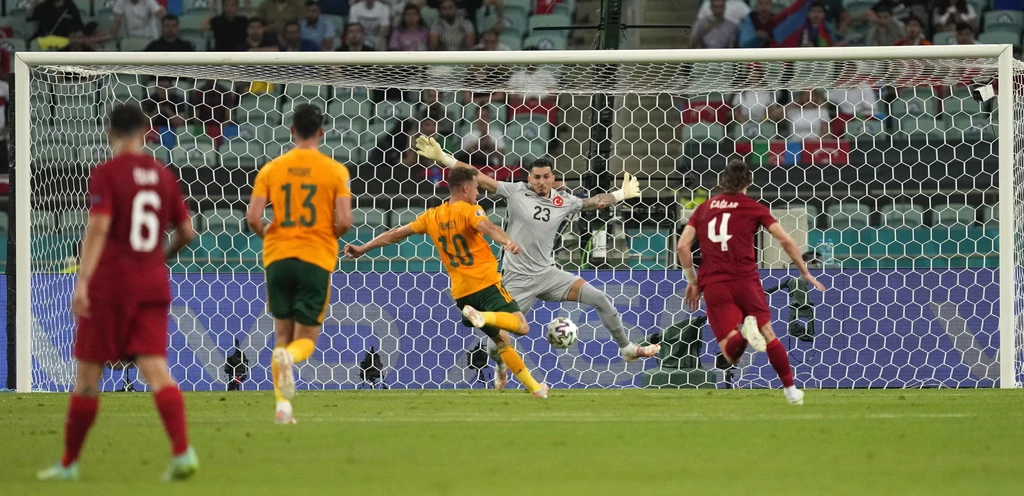 Za chwilę piłka znajdzie się w tureckiej bramce. Strzela Aaron Ramsey