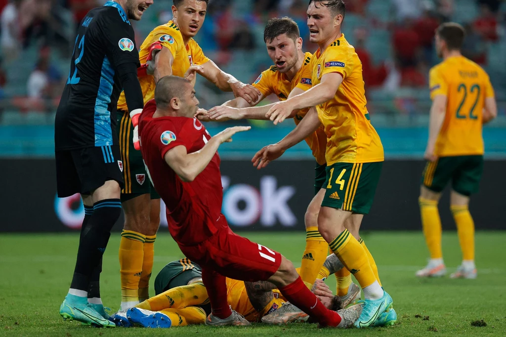 Turek Burak Yilmaz i piłkarze reprezentacji Walii