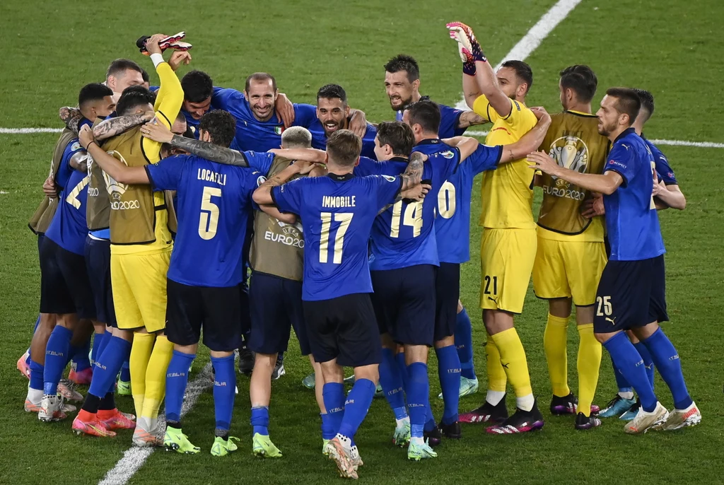 Radość piłkarzy reprezentacji Włoch po wygranej 3-0 ze Szwajcarią Radość piłkarzy reprezentacji Włoch po wygranej 3-0 ze Szwajcarią