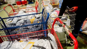 Sortowanie przesyłek z Chin. Zdjęcie ilustracyjne