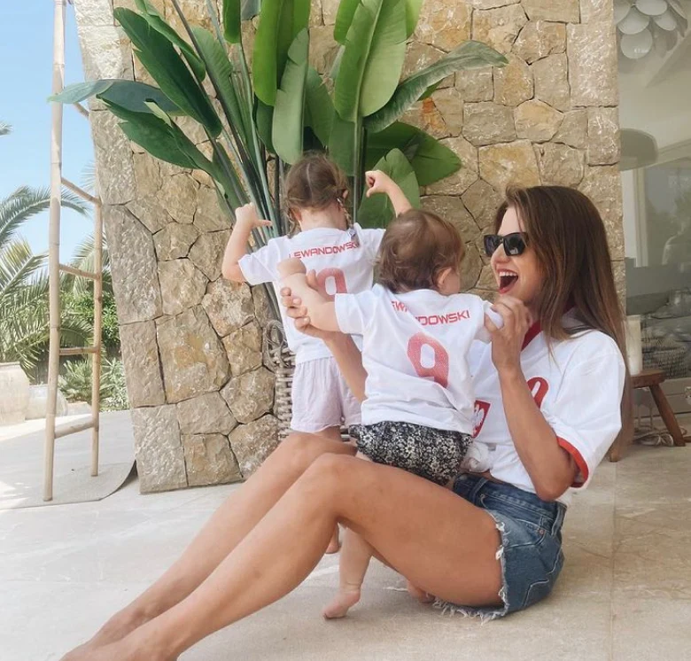 Anna Lewandowska z córkami kibicuje mężowi. https://www.instagram.com/annalewandowskahpba/ Anna Lewandowska z córkami kibicuje mężowi. https://www.instagram.com/annalewandowskahpba/