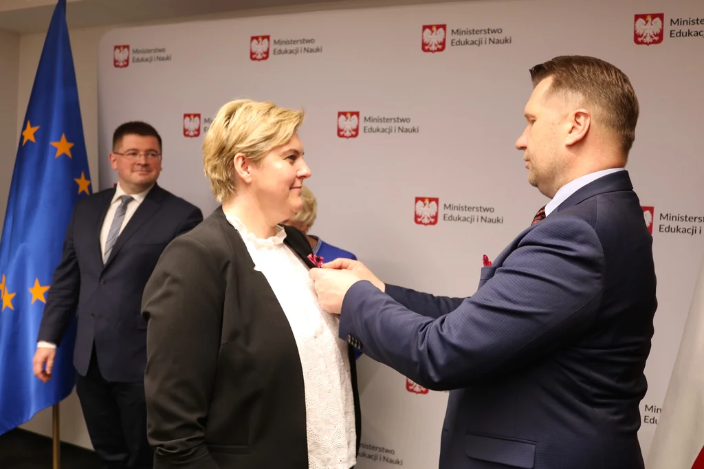 Na zdjęciu: Katarzyna Kłosek przyjmuje medal z rąk ministra edukacji i nauki Na zdjęciu: Katarzyna Kłosek przyjmuje medal z rąk ministra edukacji i nauki
