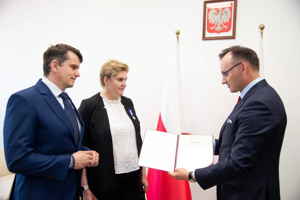 Mikołaj Pawlak wręcza honorową odznakę Katarzynie i Mateuszowi Kłoskom Mikołaj Pawlak wręcza honorową odznakę Katarzynie i Mateuszowi Kłoskom