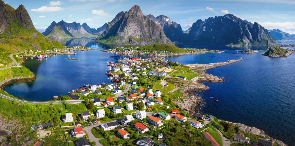 Archipelag w północnej Norwegii słynie z przepięknych krajobrazów, zorzy polarnej i dorsza