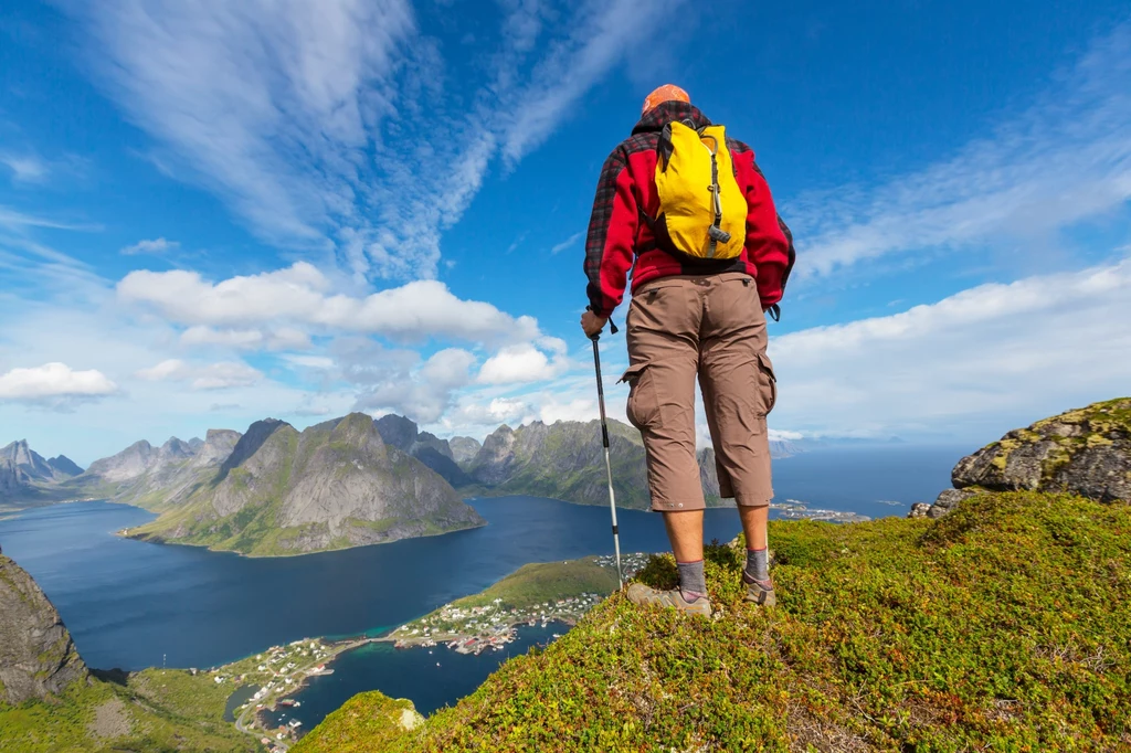 To znakomite miejsce na górskie wyprawy pełne widoków na norweskie fiordy