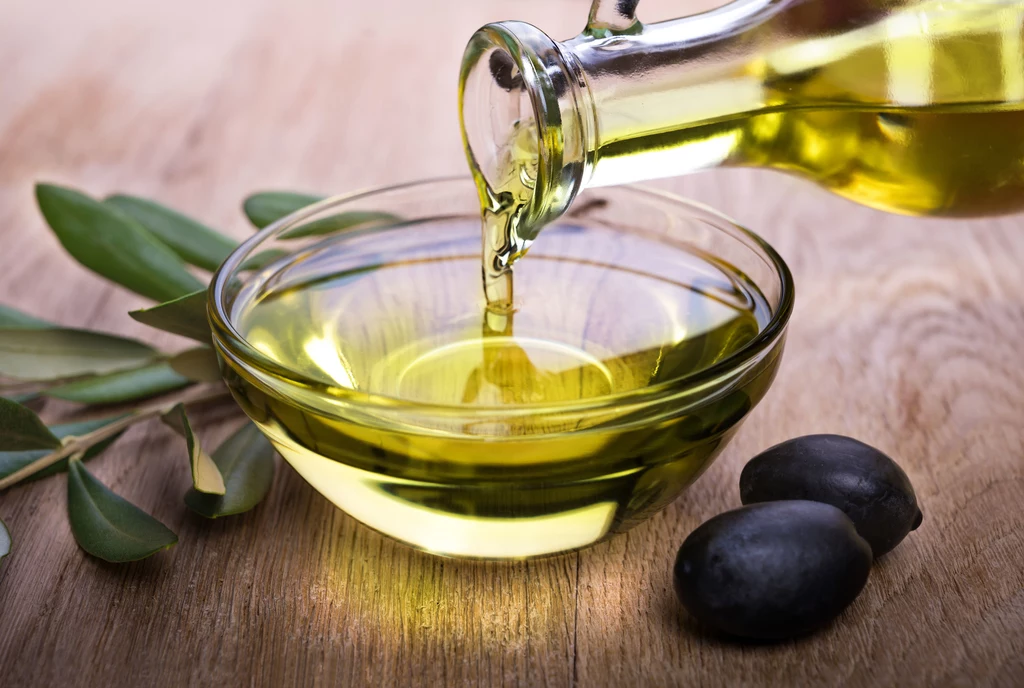 Oliwę z oliwek stosować można na kruche paznokcie u nóg