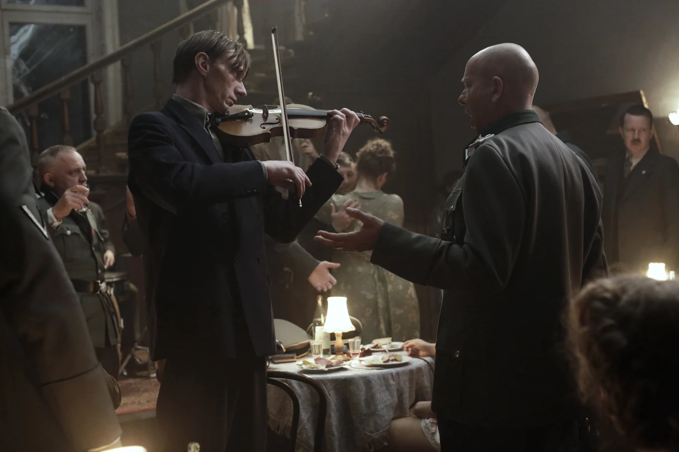 "Najważniejszym elementem opowieści są wyjątkowe relacje pomiędzy dwoma mężczyznami - zdolnym muzykiem Akermanem i prostolinijnym Polakiem - Cudakiem" - mówi reżyserka Anna Kazejak.