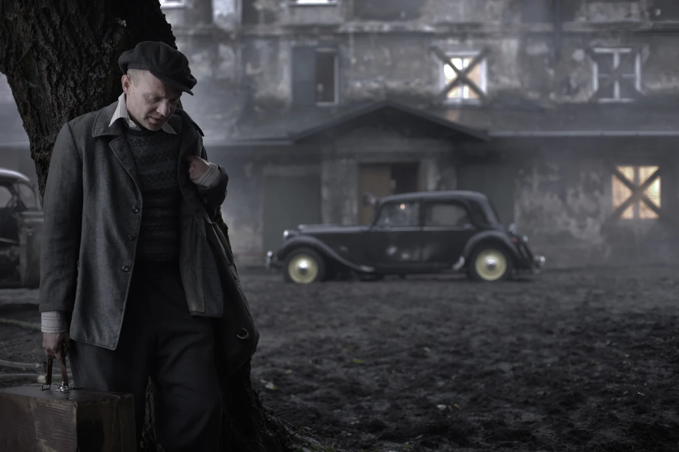 Pewnego dnia Roman decyduje się na stałe zabrać z getta skrzypka wraz z jego rodziną i ukrywa ich z narażeniem życia w swoim domu.