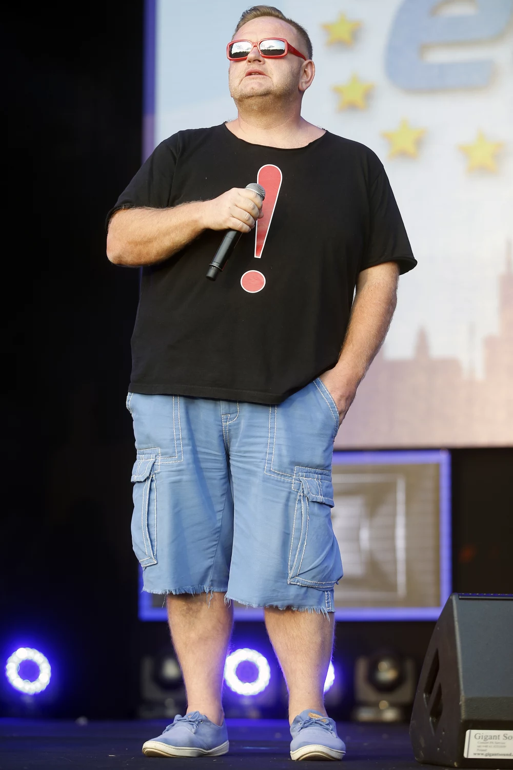 "Za oknem zawierucha, z szybą walczy mucha, przy kominku drzemał pies, my z Wojtkiem (Wierusem) siedzieliśmy u mnie na kanapie" - opisywał po latach okoliczności powstania piosenki "Lato" Olek Klepacz, lider Formacji Nieżywych Schabuff. "Długo biliśmy się z myślami, czy ta piosenka powinna znaleźć się na płycie 'Fantomas' i o mały włos by się nie znalazła" - dodawał Klepacz. "Za oknem zawierucha, z szybą walczy mucha, przy kominku drzemał pies, my z Wojtkiem (Wierusem) siedzieliśmy u mnie na kanapie" - opisywał po latach okoliczności powstania piosenki "Lato" Olek Klepacz, lider Formacji Nieżywych Schabuff. "Długo biliśmy się z myślami, czy ta piosenka powinna znaleźć się na płycie 'Fantomas' i o mały włos by się nie znalazła" - dodawał Klepacz.