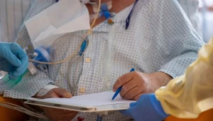 Pacjentka chora na COVID-19 w szpitalu