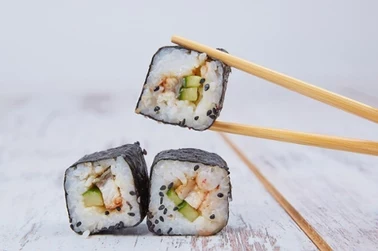 Sushi w gazetkach promocyjnych. Sprawdź najlepsze oferty!